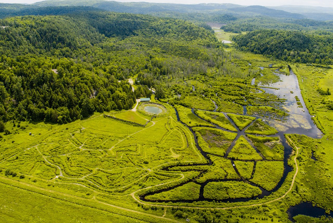 Photo demontrant un labyrinthe a pied et un labyrinthe a l'eau sur le site d'Eco-Odyssée a Wakefield