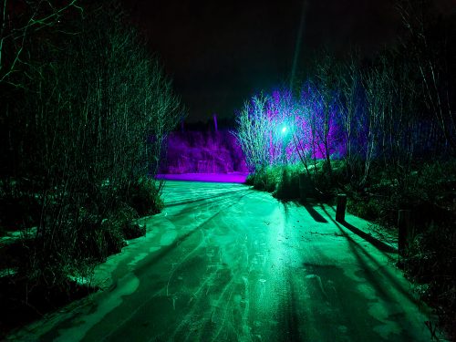 Illumination dans le labyrinthe glacé au parc nature Éco-Odyssées.